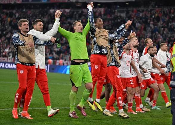 17 04 2024, Football UEFA Championsleague 2023 2024 Quarterfinals, FC Bayern Munich FC Arsenal London, in the Allianz Arena Munich f l Thomas Müller FC Bayern Munich , Goalkeeper Sven Ulreich FC Bayern Munich , Goalkeeper Manuel Neuer FC Bayern Munich , Mathys Tel Bayern Munich , Raphael Guerreiro FC Bayern Munich , Konrad Laimer FC Bayern Munich , Eric Maxim Choupo Moting FC Bayern Munich , Harry Kane FC Bayern Munich cheering DFL and DFB regulations prohibit any use of photographs as image sequences and or quasi video