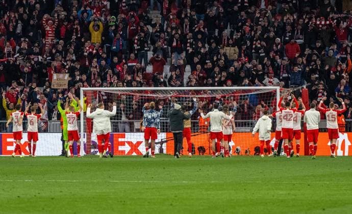 Football, Men, 2023 2024 season, Champions League quarter-final, second leg, FC Bayern Munich Arsenal London, Bayern fans and players cheer after the final whistle, 17 04 2024, Copyright: xMatthiasxKochx
