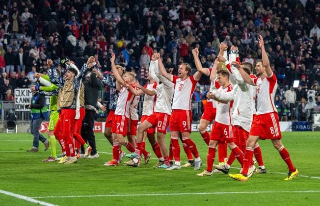 Football, Men, 2023 2024 season, Champions League quarter-final, second leg, FC Bayern Munich Arsenal London, Bayern fans and players cheer after the final whistle, 17 04 2024, Copyright: xMatthiasxKochx