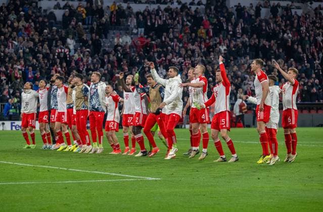 Football, Men, 2023 2024 season, Champions League quarter-final, second leg, FC Bayern Munich Arsenal London, Bayern fans and players cheer after the final whistle, 17 04 2024, Copyright: xMatthiasxKochx