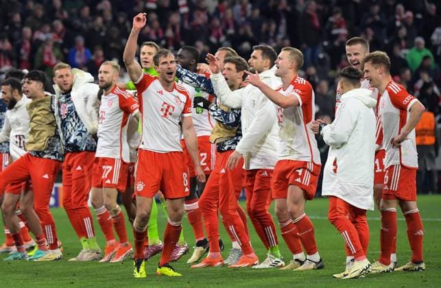 17 04 2024, xemx, Football UEFA Champions League, FC Bayern Muenchen Arsenal London emspor, v l Joshua Kimmich FC Bayern Muenchen Jubel, Torjubel, celebrate the goal, jubiliert über das Tor zum 1 0 DFL DFB REGULATIONS PROHIBIT ANY USE OF PHOTOGRAPHS as IMAGE SEQUENCES and or QUASI VIDEO Muenchen