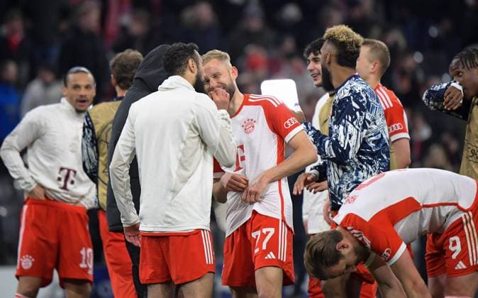 17 04 2024, xemx, Football UEFA Champions League, FC Bayern Muenchen Arsenal London emspor, v l Joshua Kimmich FC Bayern Muenchen Jubel, Torjubel, celebrate the goal, jubiliert über das Tor zum 1 0 DFL DFB REGULATIONS PROHIBIT ANY USE OF PHOTOGRAPHS as IMAGE SEQUENCES and or QUASI VIDEO Muenchen