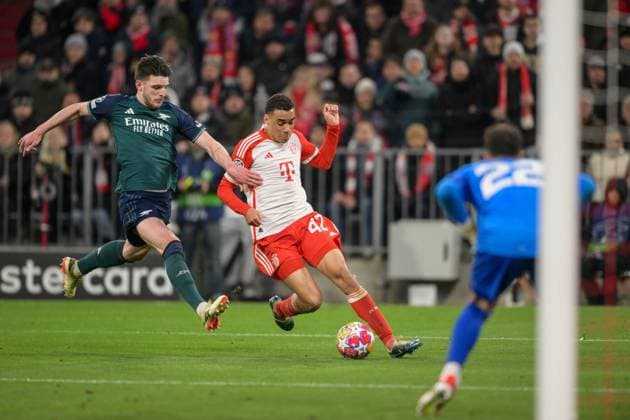 Soccer, UEFA Champions League, 20240417, FC Bayern Munich FC Arsenal In the picture Declan RICE FC Arsenal, 41 , Jamal MUSIALA FC Bayern Munich, 42 shot and David RAYA FC Arsenal, 22 Munich Allianz Arena Bayern Germany Copyright: Passion2Press MarkusxFischerx