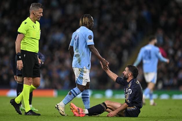 JÃ rÃ my Doku of Manchester City and Dani Carvajal of Real Madrid shake hands after a tackle during the UEFA Champions League semi final return leg football match between Manchester City and Real Madrid at the Etihad Stadium in Manchester England (Will Palmer SPP) Copyright: xWillxPalmer SPPx spp-en-WiPa-WP9_9638