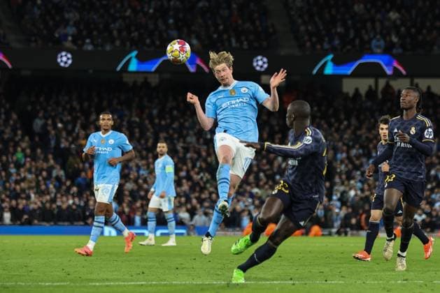 UEFA Champions League Quarter Final Manchester City v Real Madrid Kevin De Bruyne of Manchester City heads the ball during the UEFA Champions League Quarter Final Manchester City vs Real Madrid at Etihad Stadium, Manchester, United Kingdom, 17th April 2024 (Photo by Mark Cosgrove News Images) Manchester Etihad Stadium Manchester United, ManU Kingdom Copyright: xMarkxCosgrove NewsxImagesx