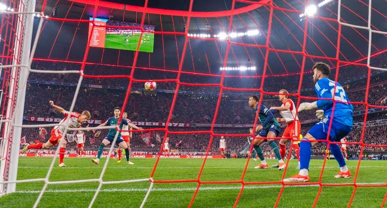 17 04 2024, Football UEFA Championsleague 2023 2024 Quarterfinals, FC Bayern Munich FC Arsenal London, in the Allianz Arena Munich Winning goal by Joshua Kimmich li, FC Bayern Munich against goalkeeper David Raya FC Arsenal to 1 0 DFL and DFB regulations prohibit any use of photographs as image sequences and or quasi video