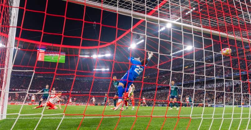 17 04 2024, Football UEFA Championsleague 2023 2024 Quarterfinals, FC Bayern Munich FC Arsenal London, in the Allianz Arena Munich Winning goal by Joshua Kimmich li, FC Bayern Munich against goalkeeper David Raya FC Arsenal to 1 0 DFL and DFB regulations prohibit any use of photographs as image sequences and or quasi video