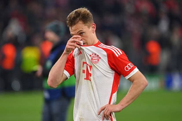 Joshua KIMMICH Bayern Muenchen goes into himself after the final whistle Action,single image,cropped single motif,half figure,half figure disappointed,frustrated,dejected, Soccer Champions League quarterfinal FC Bayern Muenchen Arsenal London 1 0, on 17 04 2024, A L L I A N Z A R E N A