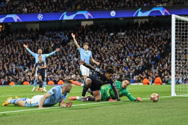 UEFA Champions League Quarter Final Manchester City v Real Madrid Ederson of Manchester City saves the ball from Jude Bellingham of Real Madrid during the UEFA Champions League Quarter Final Manchester City vs Real Madrid at Etihad Stadium, Manchester, United Kingdom, 17th April 2024 (Photo by Mark Cosgrove News Images) Manchester Etihad Stadium Manchester United, ManU Kingdom Copyright: xMarkxCosgrove NewsxImagesx