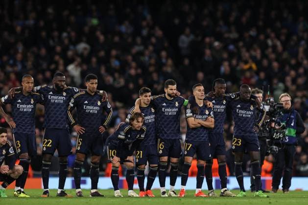 UEFA Champions League Quarter Final Manchester City v Real Madrid Real Madrid team watch on during the penalty shootout during the UEFA Champions League Quarter Final Manchester City vs Real Madrid at Etihad Stadium, Manchester, United Kingdom, 17th April 2024 (Photo by Mark Cosgrove News Images) Manchester Etihad Stadium Manchester United, ManU Kingdom Copyright: xMarkxCosgrove NewsxImagesx