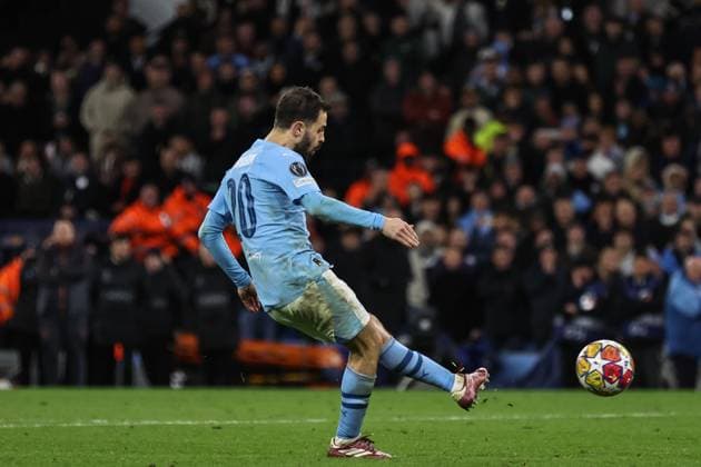 UEFA Champions League Quarter Final Manchester City v Real Madrid Bernardo Silva of Manchester City misses his penalty during the UEFA Champions League Quarter Final Manchester City vs Real Madrid at Etihad Stadium, Manchester, United Kingdom, 17th April 2024 (Photo by Mark Cosgrove News Images) Manchester Etihad Stadium Manchester United, ManU Kingdom Copyright: xMarkxCosgrove NewsxImagesx
