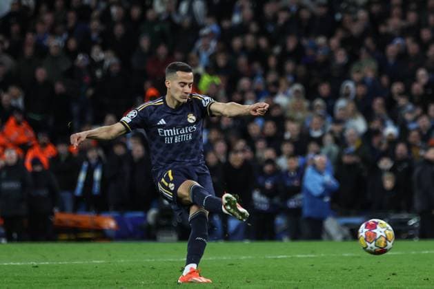 UEFA Champions League Quarter Final Manchester City v Real Madrid Lucas Vazquez of Real Madrid scores his penalty during the UEFA Champions League Quarter Final Manchester City vs Real Madrid at Etihad Stadium, Manchester, United Kingdom, 17th April 2024 (Photo by Mark Cosgrove News Images) Manchester Etihad Stadium Manchester United, ManU Kingdom Copyright: xMarkxCosgrove NewsxImagesx