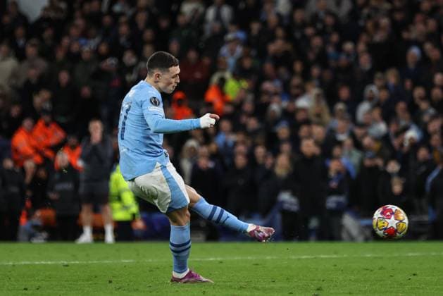 UEFA Champions League Quarter Final Manchester City v Real Madrid Phil Foden of Manchester City scores his penalty during the UEFA Champions League Quarter Final Manchester City vs Real Madrid at Etihad Stadium, Manchester, United Kingdom, 17th April 2024 (Photo by Mark Cosgrove News Images) Manchester Etihad Stadium Manchester United, ManU Kingdom Copyright: xMarkxCosgrove NewsxImagesx