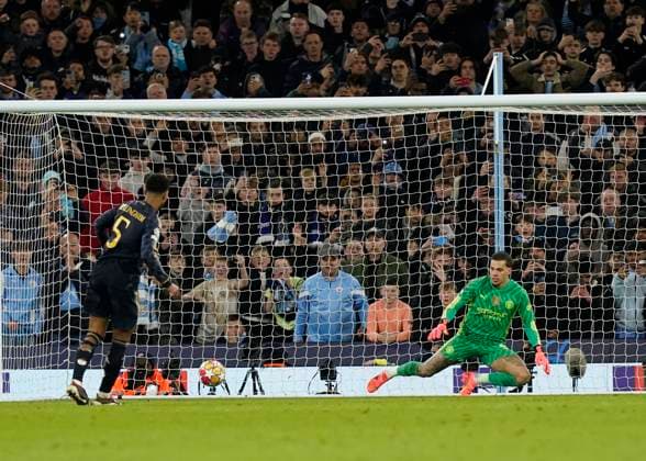 Manchester, England, 17th April 2024. Jude Bellingham of Real Madrid scores his penalty during the UEFA Champions League Quarter Final 2nd Leg match at the Etihad Stadium, Manchester. Picture credit should read: Andrew Yates Sportimage EDITORIAL USE ONLY. No use with unauthorised audio, video, data, fixture lists, club league logos or live services. Online in-match use limited to 120 images, no video emulation. No use in betting, games or single club league player publications. SPI-3082-0121