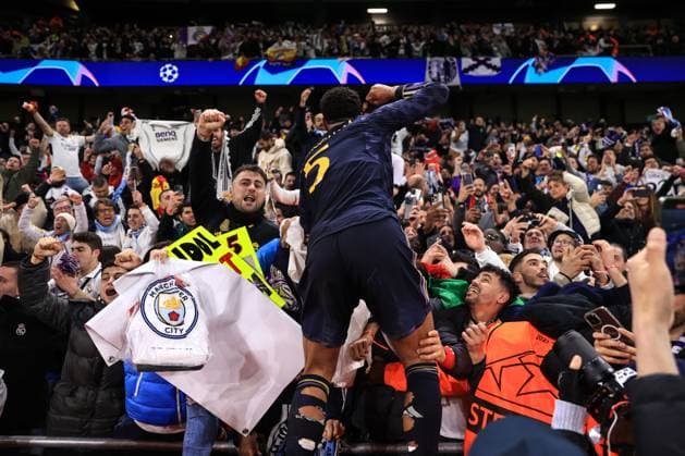 Fußball UEFA-Champions-League-Viertelfinale 2. Spiel Manchester City gegen Real Madrid 17. April 2024 UEFA-Champions-League-Viertelfinale 2. Spiel Manchester City gegen Real Madrid Jude Bellingham von Real Madrid klettert in die Menge, um den Sieg im Elfmeterschießen zu feiern Foto Simon Stacpoole Abseits Manchester UK  Copyright: xSimonxStacpoolexOffside