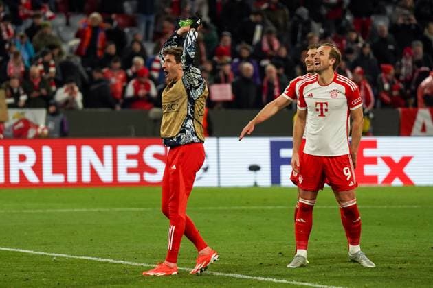 Munich, Germany, April 17th 2024: Thomas Müller (25 Bayern Munich) and Harry Kane (9 Bayern Munich) celebrate their victory during the UEFA Champions League quarterfinal football match between FC Bayern Munich and Arsenal FC at Allianz Arena in Munich, Germany. (Daniela Porcelli SPP) Copyright: xDanielaxPorcellix xSPPx spp-en-DaPoSp-20240417-DP301406