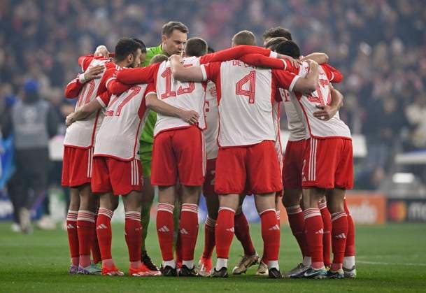 Team building, team circle before the start of the match FC Bayern Muenchen FC Bayern Muenchen FCB vs FC Arsenal quarterfinal second leg 17 04 2024 DFL REGULATIONS PROHIBIT ANY USE OF PHOTOGRAPHS AS IMAGE SEQUENCES AND OR QUASI VIDEO FC Bayern Muenchen FCB vs FC Arsenal