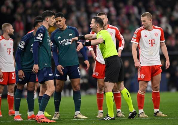 Referee Referee Danny Makkelie NED in conversation Discussion with Kai Havertz FC Arsenal 29 William Saliba FC Arsenal 02 Matthijs de Ligt FC Bayern Muenchen FCB 04 Eric Dier FC Bayern Muenchen FCB 15 FC Bayern Muenchen FCB vs FC Arsenal quarter-final second leg 17 04 2024 DFL REGULATIONS PROHIBIT ANY USE OF PHOTOGRAPHS AS IMAGE SEQUENCES AND OR QUASI VIDEO FC Bayern Muenchen FCB vs FC Arsenal