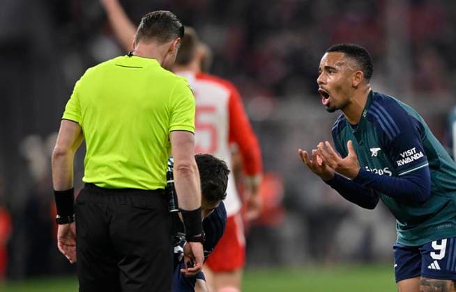 Joshua Kimmich FC Bayern Muenchen FCB 06 injured Injury Referee Referee Danny Makkelie NED in conversation Discussion with Gabriel Jesus FC Arsenal 09 Kai Havertz FC Arsenal 29 FC Bayern Muenchen FCB vs FC Arsenal quarter-final second leg 17 04 2024 DFL REGULATIONS PROHIBIT ANY USE OF PHOTOGRAPHS AS IMAGE SEQUENCES AND OR QUASI VIDEO FC Bayern Muenchen FCB vs FC Arsenal