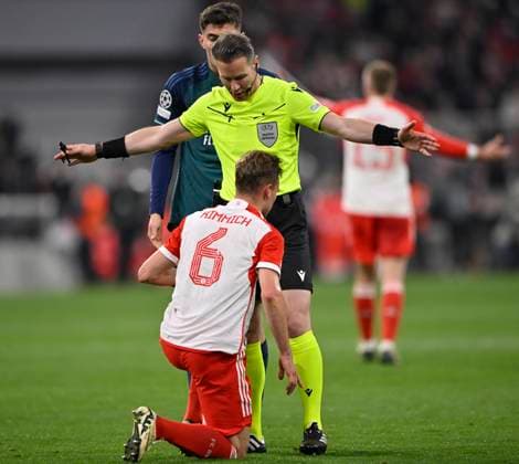 Referee Referee Danny Makkelie NED stands protecting Harry Kane FC Bayern Muenchen FCB 09 Gesture Gesture FC Bayern Muenchen FCB vs FC Arsenal quarter-final second leg 17 04 2024 DFL REGULATIONS PROHIBIT ANY USE OF PHOTOGRAPHS AS IMAGE SEQUENCES AND OR QUASI VIDEO FC Bayern Muenchen FCB vs FC Arsenal