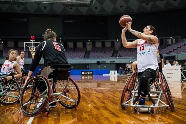 2024 IWBF Womens Repechage Spain Canada 18 04 2024 Arinn Young Canada, 6 , Victoria Alonso Vilarino Spain, 13 in the throw 2024 IWBF Womens Repechage Spain Canada Asue Arena, Osaka Copyright: xBEAUTIFULxSPORTS Wunderlx
