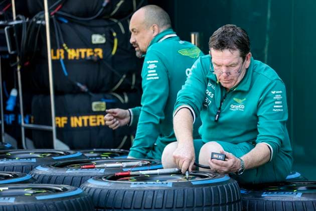 tyres, pneus, tyre, pneu, mechanic, mecanicien, mechanics during the Formula 1 Lenovo Chinese Grand Prix 2024, 5th round of the 2024 Formula One World Championship, WM, Weltmeisterschaft from April 19 to 21, 2024 on the Shanghai International Circuit, in Shanghai, China - F1 - CHINESE GRAND PRIX 2024 DPPI Panoramic 00244