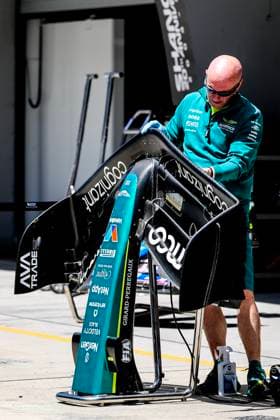mechanic, mecanicien, mechanics during the Formula 1 Lenovo Chinese Grand Prix 2024, 5th round of the 2024 Formula One World Championship, WM, Weltmeisterschaft from April 19 to 21, 2024 on the Shanghai International Circuit, in Shanghai, China - F1 - CHINESE GRAND PRIX 2024 DPPI Panoramic  00137