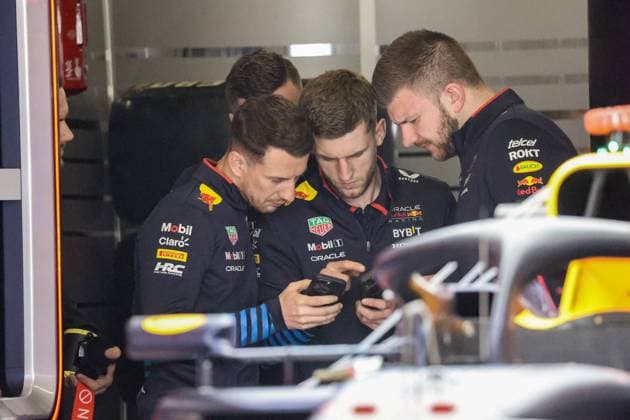 mechanic, mecanicien, mechanics Red Bull Racing RB20, portrait during the Formula 1 Lenovo Chinese Grand Prix 2024, 5th round of the 2024 Formula One World Championship, WM, Weltmeisterschaft from April 19 to 21, 2024 on the Shanghai International Circuit, in Shanghai, China - F1 - CHINESE GRAND PRIX 2024 DPPI Panoramic  00114