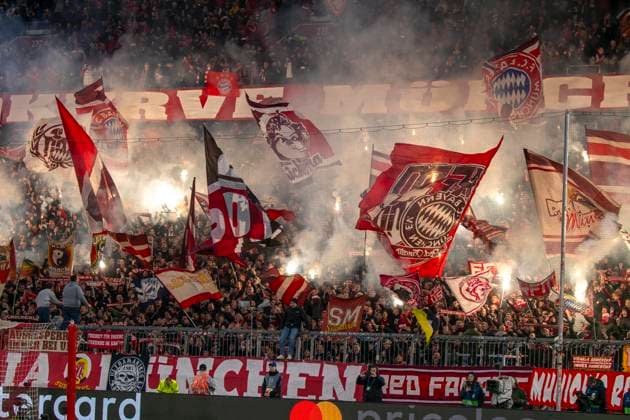 17 04 2024, Football UEFA Champions League 2023 2024 quarter-finals, FC Bayern Munich FC Arsenal London, Bayern fans set off pyros in the Allianz Arena Munich