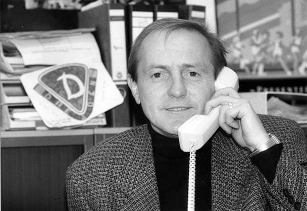! ACHTUNG Aufnahmedatum laut Beschriftung ! Dresden, historisch, Fußball, Dynamo Dresden, Saison 1995 96 (Regionalliga nach Zwangsabstieg): Vereinsführung Präsidium Präsident: Porträt Dieter Riedel am Telefon (der ehemalige Spieler amtiert als Präsident vom 26.08.1995 bis 01.09.1997), 03.11.1995. Wolfgang Wittchen *** ATTENTION date Loud Caption Dresden, historical, Soccer, Dynamo Dresden, Season 1995 96 third division After Forced descent Club management chairmanship President Portrait Dieter Riedel at Phone the Former Players officiating as President of 26 08 1995 until 01 09 1997 , 03 11 1995 Wolfgang White Copyright: xSZ WolfgangxWittchenx