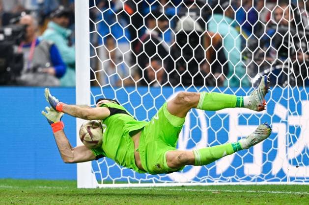 2022-12-19 Argentina v France - Final - FIFA World Cup, WM, Weltmeisterschaft, Fussball Qatar 2022 LUSAIL CITY, QATAR - DECEMBER 18: Emiliano Martinez of Argentina during the Final - FIFA World Cup Qatar 2022 match between Argentina and France at the Lusail Stadium on December 18, 2022 in Lusail City, Qatar (Photo by Pablo Morano BSR Agency) Lusail City Qatar Content not available for redistribution in The Netherlands directly or indirectly through any third parties. Copyright: xBSRxAgencyx
