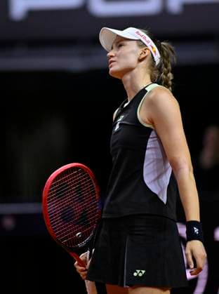 Elena Rybakina KAZ disappointed Gesture Gesture Tennis Ladies Porsche Cup Porsche Tennis Grand Prix GP Stuttgart 2024 Porsche Arena 18 04 2024 DFL REGULATIONS PROHIBIT ANY USE OF PHOTOGRAPHS AS IMAGE SEQUENCES AND OR QUASI VIDEO Porsche Tennis Grand Prix GP Stuttgart 2024