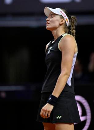 Elena Rybakina KAZ disappointed Gesture Gesture Tennis Ladies Porsche Cup Porsche Tennis Grand Prix GP Stuttgart 2024 Porsche Arena 18 04 2024 DFL REGULATIONS PROHIBIT ANY USE OF PHOTOGRAPHS AS IMAGE SEQUENCES AND OR QUASI VIDEO Porsche Tennis Grand Prix GP Stuttgart 2024
