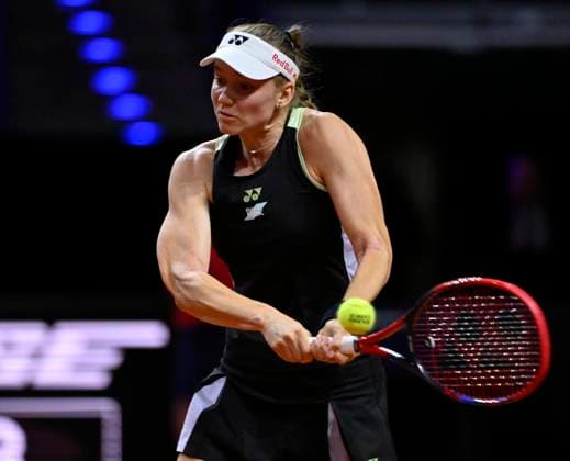 Elena Rybakina KAZ Action Tennis Ladies Porsche Cup Porsche Tennis Grand Prix GP Stuttgart 2024 Porsche Arena 18 04 2024 DFL REGULATIONS PROHIBIT ANY USE OF PHOTOGRAPHS AS IMAGE SEQUENCES AND OR QUASI VIDEO Porsche Tennis Grand Prix GP Stuttgart 2024