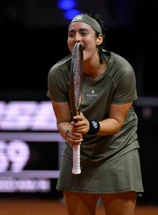 Ons Jabeur TUN gesture gesture gesture gesture disappointed bites in racket tennis women Porsche Cup Porsche Tennis Grand Prix GP Stuttgart 2024 Porsche Arena 18 04 2024 DFL REGULATIONS PROHIBIT ANY USE OF PHOTOGRAPHS AS IMAGE SEQUENCES AND OR QUASI VIDEO Porsche Tennis Grand Prix GP Stuttgart 2024