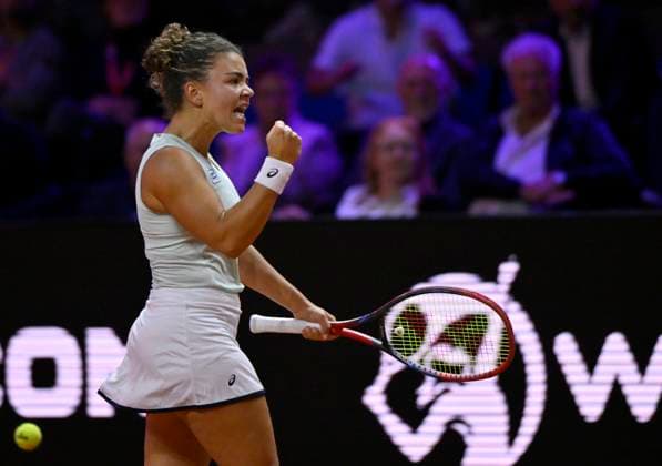 Jasmine Paolini ITA Jubel Freude Emotion Tennis Damen Porsche Cup Porsche Tennis Grand Prix GP Stuttgart 2024 Porsche Arena 18 04 2024 DFL REGULATIONS PROHIBIT ANY USE OF PHOTOGRAPHS AS IMAGE SEQUENCES AND OR QUASI VIDEO Porsche Tennis Grand Prix GP Stuttgart 2024