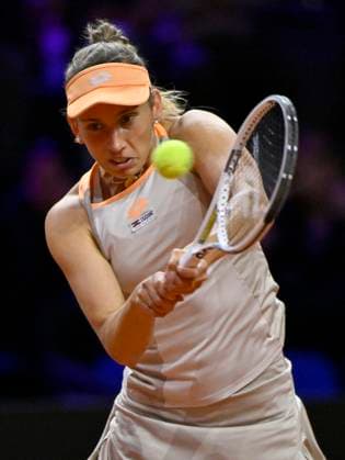 Elise Mertens BEL Action Tennis Ladies Porsche Cup Porsche Tennis Grand Prix GP Stuttgart 2024 Porsche Arena 18 04 2024 DFL REGULATIONS PROHIBIT ANY USE OF PHOTOGRAPHS AS IMAGE SEQUENCES AND OR QUASI VIDEO Porsche Tennis Grand Prix GP Stuttgart 2024