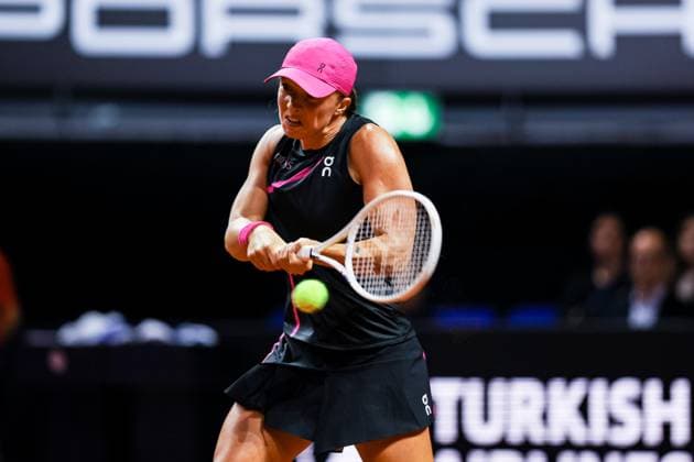 Iga Swiatek POL Iga Swiatek POL vs Elise Mertens BEL GER Porsche Tennis Grand Prix GP Stuttgart 2024, Porsche Arena, 18 04 2024 GER Porsche Tennis Grand Prix GP Stuttgart 2024 Porsche Arena, 18 04 2024 Stuttgart Copyright: xEibner-Pressefoto RogerxBuerkex EP