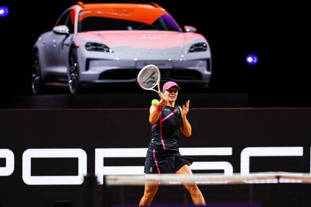 Iga Swiatek POL Iga Swiatek POL vs Elise Mertens BEL GER Porsche Tennis Grand Prix GP Stuttgart 2024, Porsche Arena, 18 04 2024 GER Porsche Tennis Grand Prix GP Stuttgart 2024 Porsche Arena, 18 04 2024 Stuttgart Copyright: xEibner-Pressefoto RogerxBuerkex EP