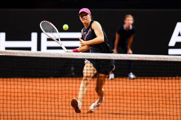 Iga Swiatek POL Iga Swiatek POL vs Elise Mertens BEL GER Porsche Tennis Grand Prix GP Stuttgart 2024, Porsche Arena, 18 04 2024 GER Porsche Tennis Grand Prix GP Stuttgart 2024 Porsche Arena, 18 04 2024 Stuttgart Copyright: xEibner-Pressefoto RogerxBuerkex EP