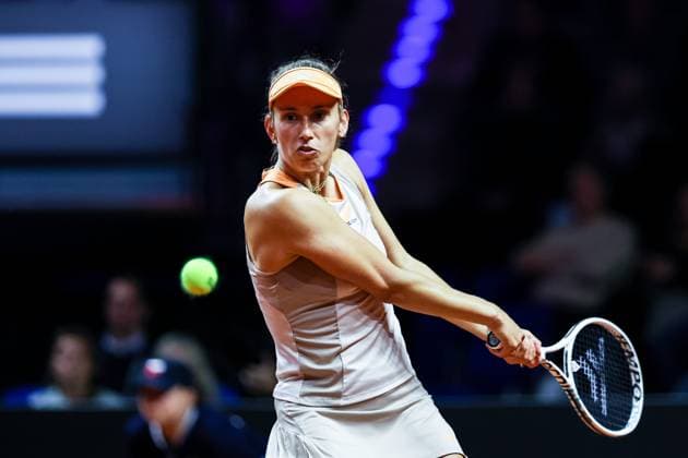 Elise Mertens BEL Iga Swiatek POL vs Elise Mertens BEL GER Porsche Tennis Grand Prix GP Stuttgart 2024, Porsche Arena, 18 04 2024 GER Porsche Tennis Grand Prix GP Stuttgart 2024 Porsche Arena, 18 04 2024 Stuttgart Copyright: xEibner-Pressefoto RogerxBuerkex EP