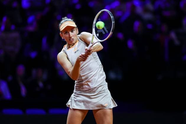 Elise Mertens BEL Iga Swiatek POL vs Elise Mertens BEL GER Porsche Tennis Grand Prix GP Stuttgart 2024, Porsche Arena, 18 04 2024 GER Porsche Tennis Grand Prix GP Stuttgart 2024 Porsche Arena, 18 04 2024 Stuttgart Copyright: xEibner-Pressefoto RogerxBuerkex EP
