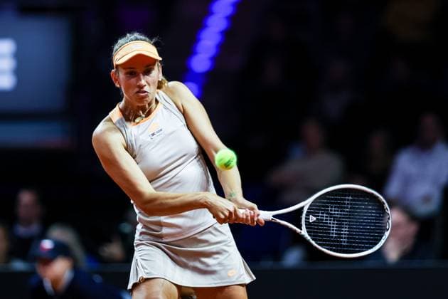 Elise Mertens BEL Iga Swiatek POL vs Elise Mertens BEL GER Porsche Tennis Grand Prix GP Stuttgart 2024, Porsche Arena, 18 04 2024 GER Porsche Tennis Grand Prix GP Stuttgart 2024 Porsche Arena, 18 04 2024 Stuttgart Copyright: xEibner-Pressefoto RogerxBuerkex EP