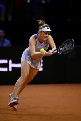 Linda Noskova CZE Action Tennis Ladies Porsche Cup Porsche Tennis Grand Prix GP Stuttgart 2024 Porsche Arena 18 04 2024 DFL REGULATIONS PROHIBIT ANY USE OF PHOTOGRAPHS AS IMAGE SEQUENCES AND OR QUASI VIDEO Porsche Tennis Grand Prix GP Stuttgart 2024