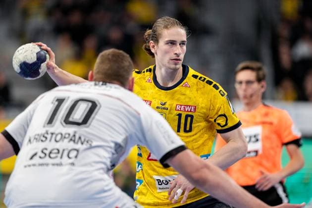 from left Dainis Kristopans MTM, 10 , Juri Knorr RNL, 10 , Action, Action, Game scene, 18 04 2024, Mannheim Germany , Handball, Bundesliga, Rhein Neckar Löwen MT Melsungen xozx