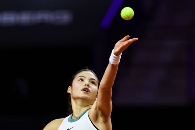 Emma Raducanu GBR Emma Raducanu GBR vs Linda Noskova CZE GER Porsche Tennis Grand Prix GP Stuttgart 2024, Porsche Arena, 18 04 2024 GER Porsche Tennis Grand Prix GP Stuttgart 2024 Porsche Arena, 18 04 2024 Stuttgart Copyright: xEibner-Pressefoto RogerxBuerkex EP