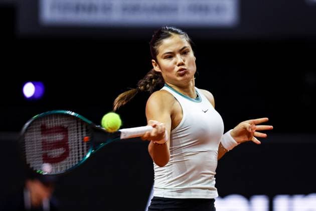 Emma Raducanu GBR Emma Raducanu GBR vs Linda Noskova CZE GER Porsche Tennis Grand Prix GP Stuttgart 2024, Porsche Arena, 18 04 2024 GER Porsche Tennis Grand Prix GP Stuttgart 2024 Porsche Arena, 18 04 2024 Stuttgart Copyright: xEibner-Pressefoto RogerxBuerkex EP