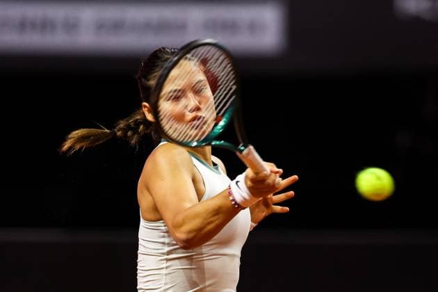 Emma Raducanu GBR Emma Raducanu GBR vs Linda Noskova CZE GER Porsche Tennis Grand Prix GP Stuttgart 2024, Porsche Arena, 18 04 2024 GER Porsche Tennis Grand Prix GP Stuttgart 2024 Porsche Arena, 18 04 2024 Stuttgart Copyright: xEibner-Pressefoto RogerxBuerkex EP