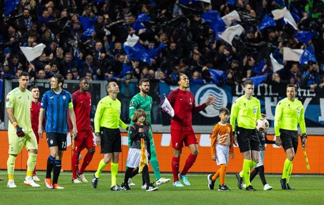 Football - UEFA Europa League - Quarter-Final 2nd Leg - BC Atalanta v Liverpool FC BERGAMO, ITALY - Thursday, April 18, 2024: Liverpool s captain Virgil van Dijk leads his side out before the UEFA Europa League Quarter-Final 2nd Leg match between BC Atalanta and Liverpool FC at the Stadio Atleti Azzurri d Italia. (Photo by David Rawcliffe Propaganda) BERGAMO Stadio Atleti Azzurri d Italia LOMBARDY ITALY  Copyright: xDavidxRawcliffex P2024-04-18-Atalanta_Liverpool-15