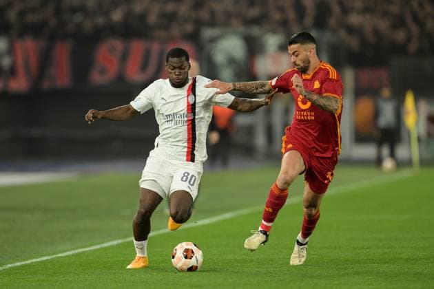 AC Milan s Yunus Musah fights for the ball with Roma& x2019;s Leonardo Spinazzola the UEFA Europe League football match second leg of the quarter-finals between Roma and Milan FC at the Olympic Stadium in Rome, Italy - Thursday 18 April 2024 - Soccer (photo by Alfredo Falcone LaPresse)  Copyright: xAlfredoxFalcone LaPressex